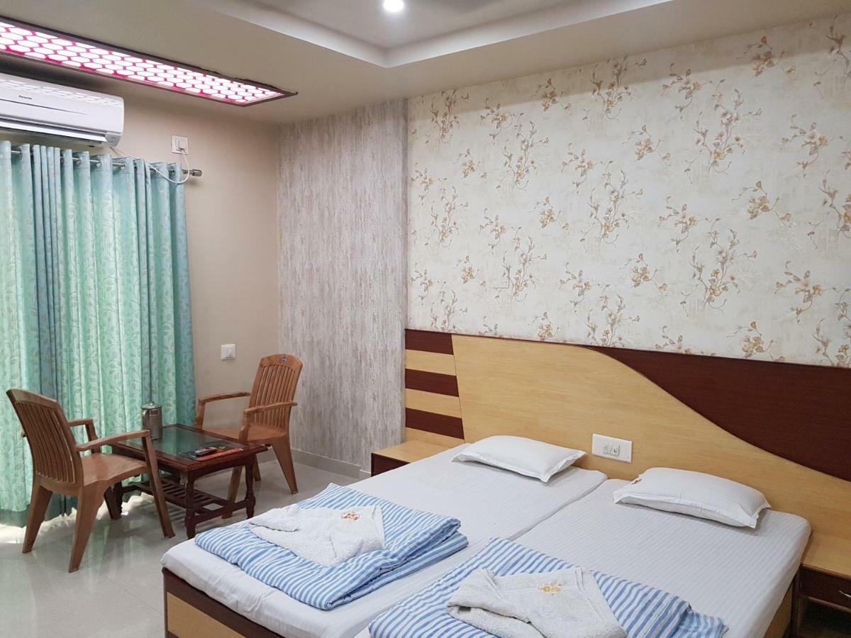 Hotel Lee Garden Puri Bagian luar foto