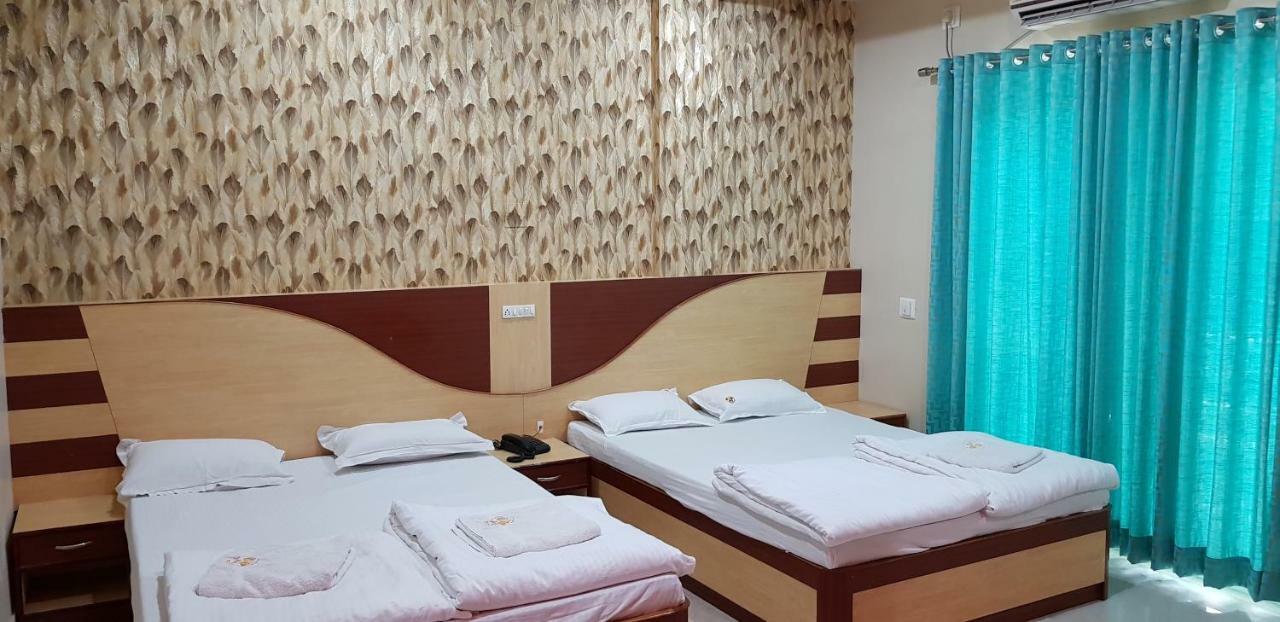 Hotel Lee Garden Puri Bagian luar foto